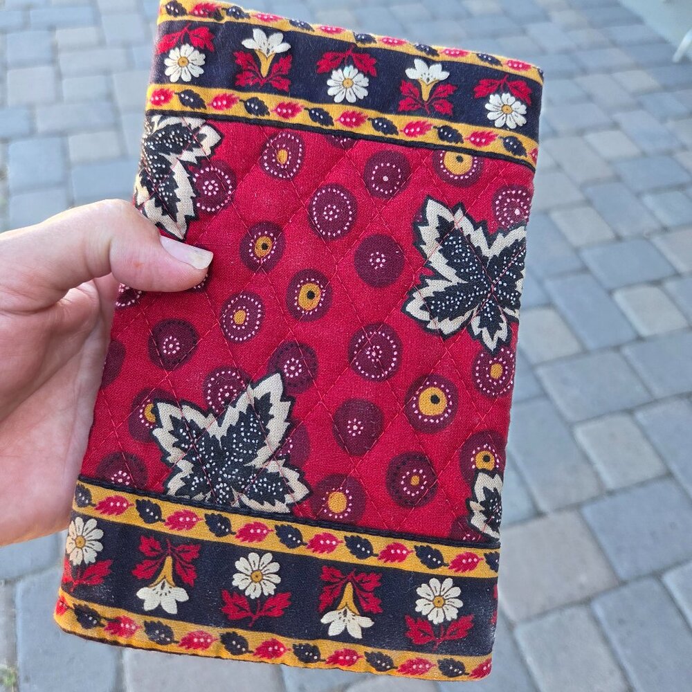 Vera Bradley Vintage 1990s "Red Coin Leaf" Pattern Quilted Paperback Bookcover - Picture 4 of 5